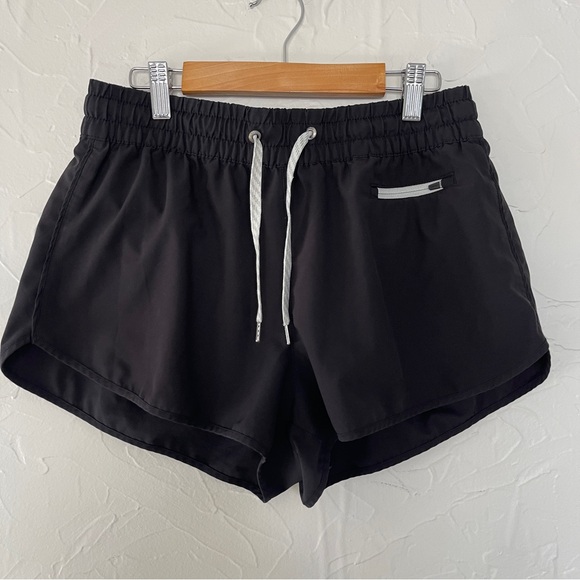 Vuori Women's Clementine 2.0 Shorts. Size Medium. - Picture 3 of 6